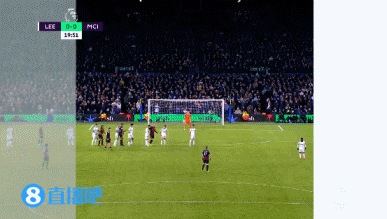 队内得分最高！沃克半场12中5，独得15分3篮板1助攻