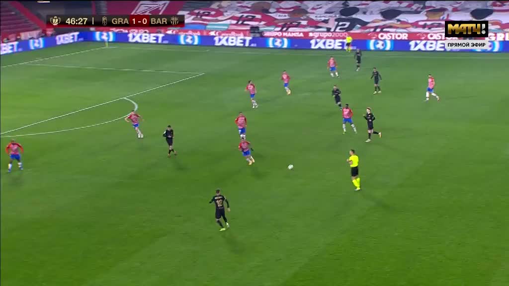 积雪已覆盖球场，加拿大联赛球员在雪战中完成潇洒倒钩得分